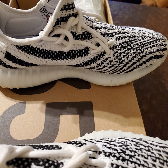 YEEZY BOOST 350 V2 main image 11